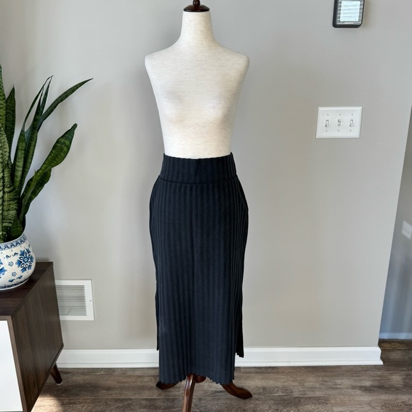 Offline by Aerie Pull-On Ribbed Elegant Black Midi Skirt - Picture 9 of 9